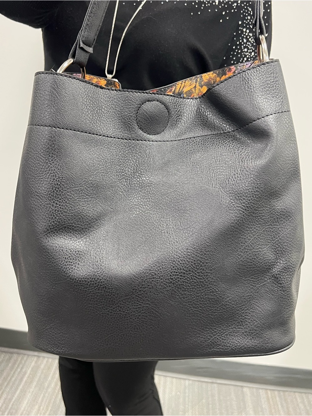 Carlos Santana Black Pebbled Leather Shoulder Bag - Picture 2 of 15